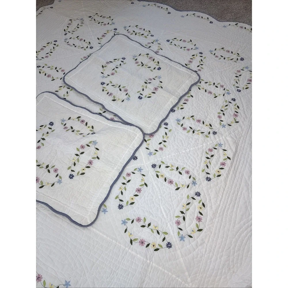 Embroidered Floral Wreath Full Cream Quilt & Shams Scalloped Edge Cottagecore